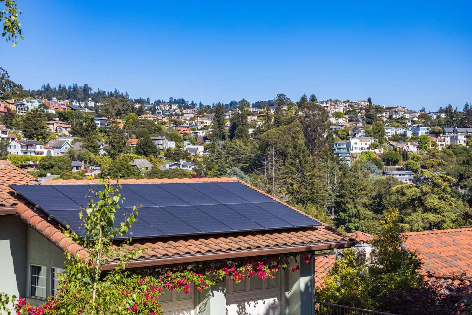 Maison équipée de panneaux solaires en toiture, un chantier de rénovation énergétique