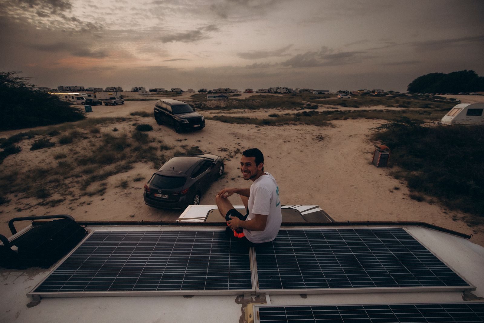 Panneaux solaires sur le toit d’un van aménagé, une source d’énergie autonome en déplacement