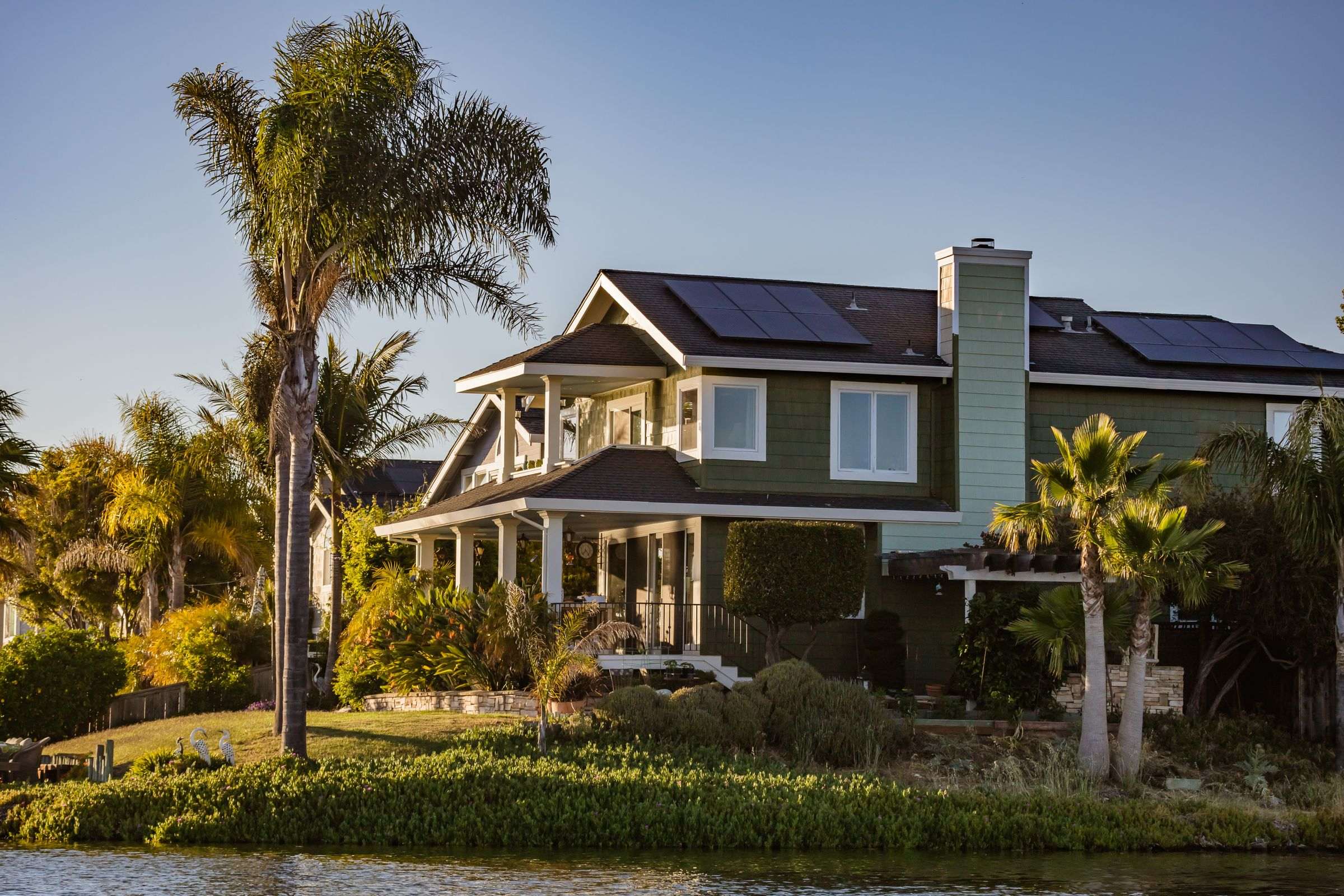 Maison individuelle avec panneaux solaires sur le toit