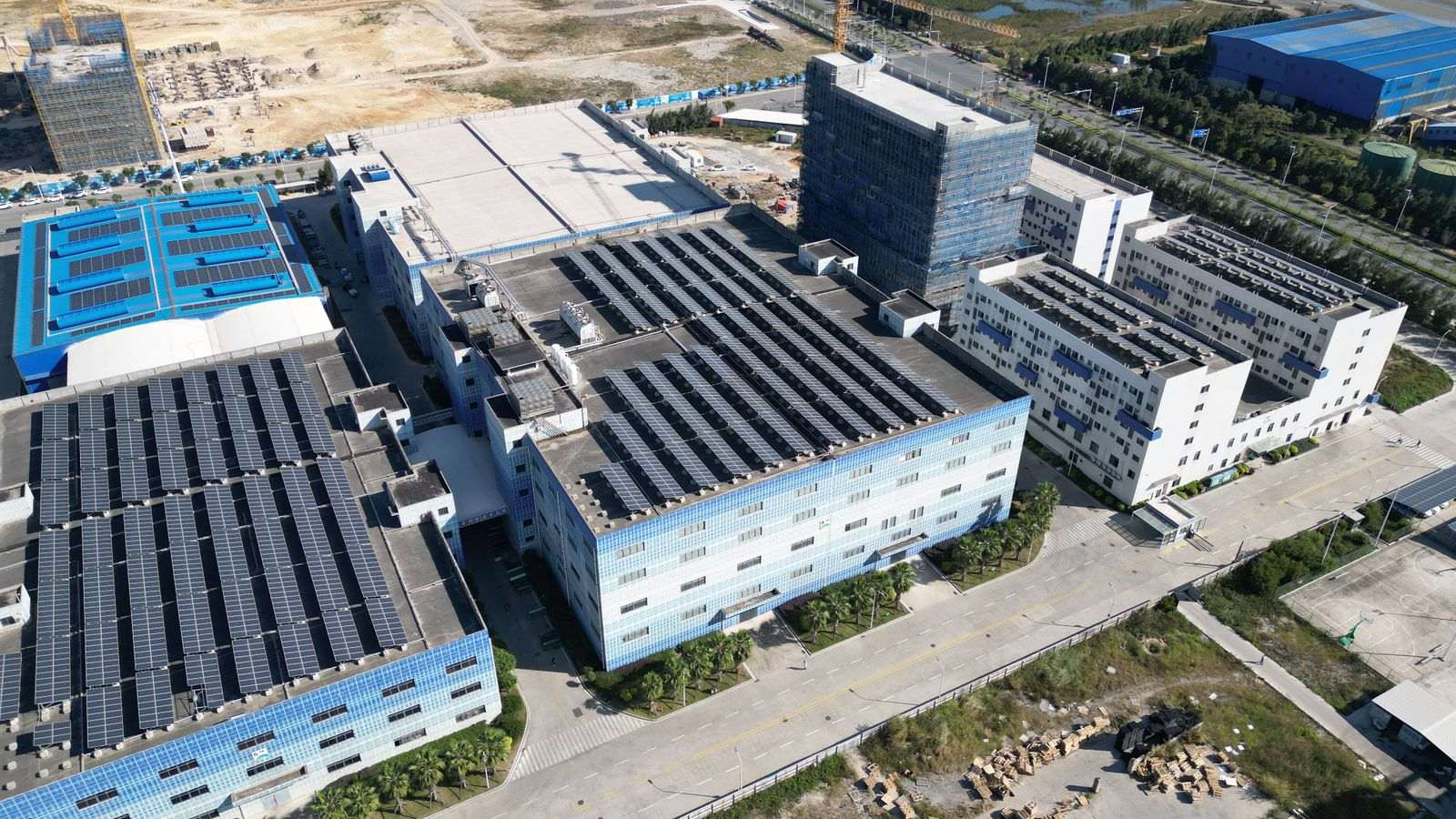 Panneaux photovoltaïques sur la toiture d’un bâtiment d’entreprise