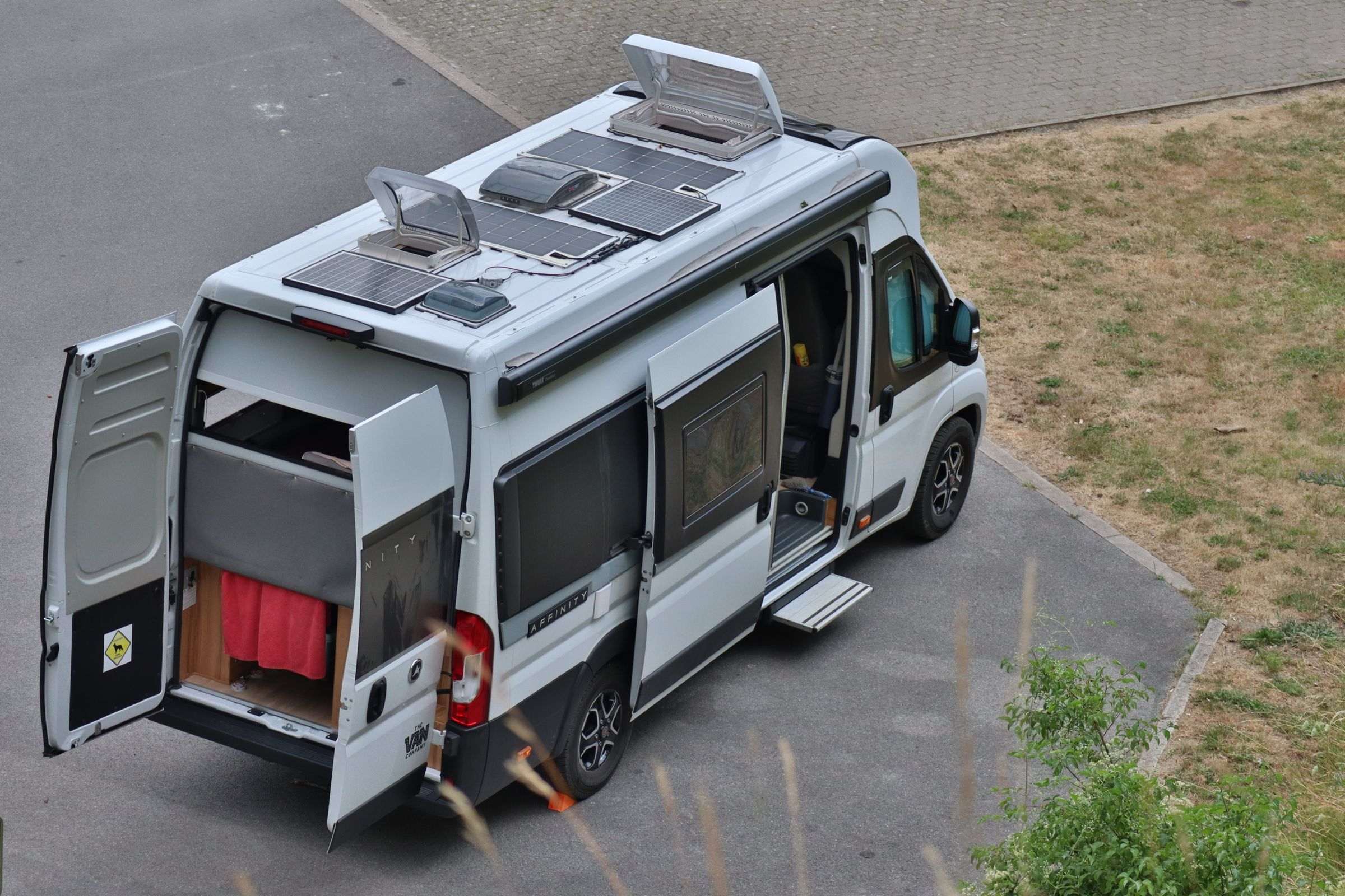 Fourgon aménagé avec panneaux solaires sur le toit