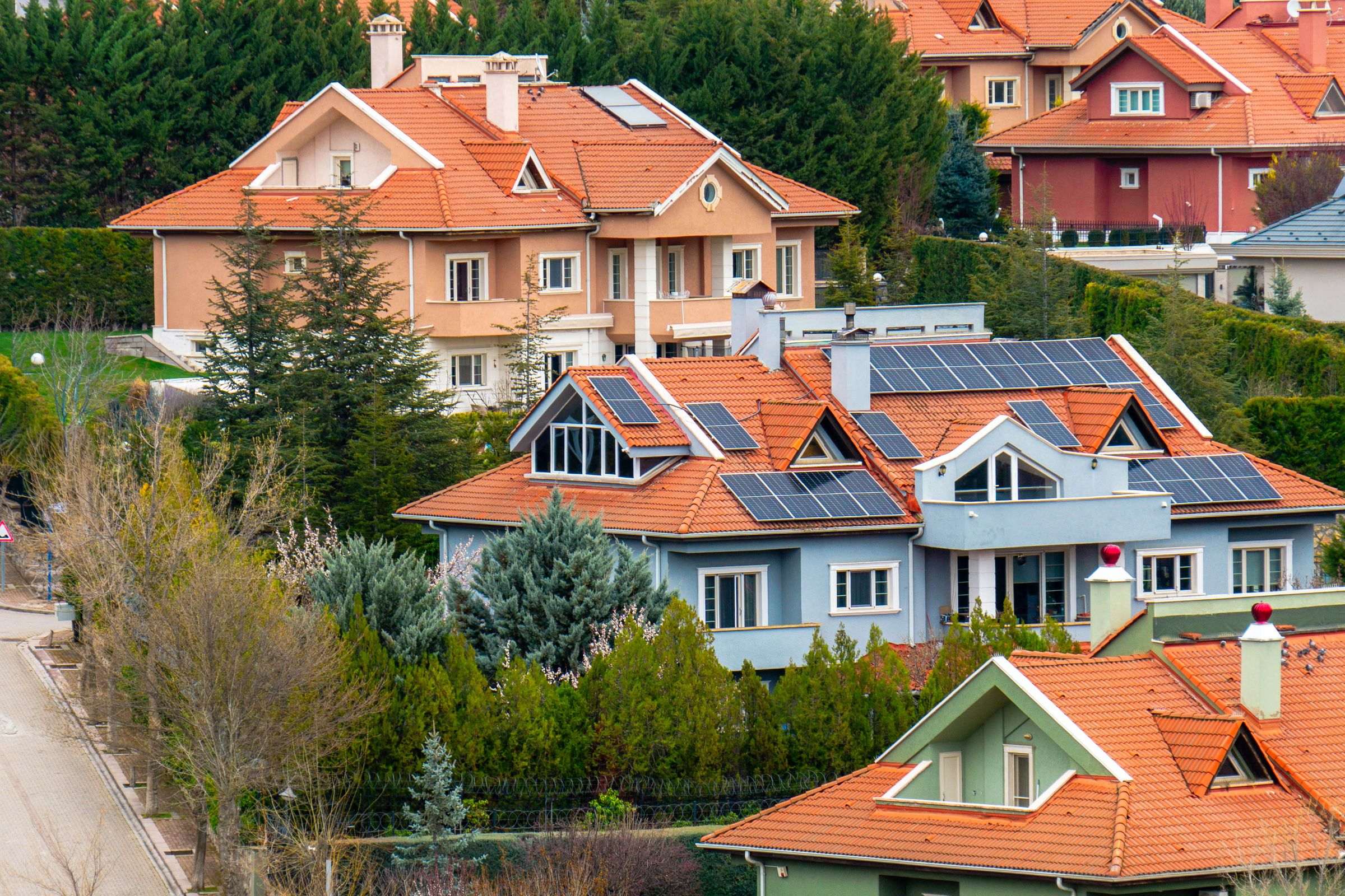 Maisons individuelles aux toits équipés de panneaux solaires
